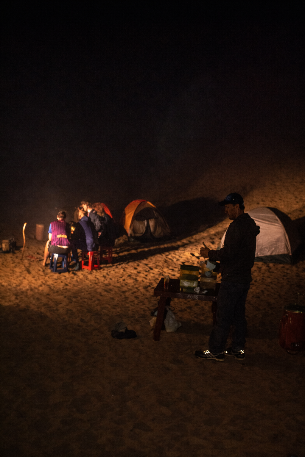 Fogata de Noche junto a pasajeros en el Desierto en Ica Huacachina