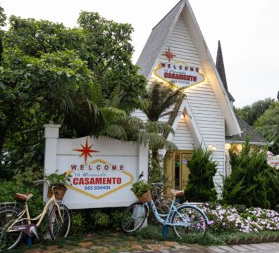 A picturesque wedding venue in Gramado with vintage bicycles and lush greenery.