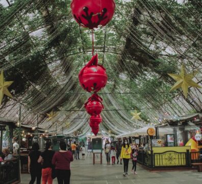 Indoor market in Gramado with festive red lanterns and stars celebrating the holiday season.
